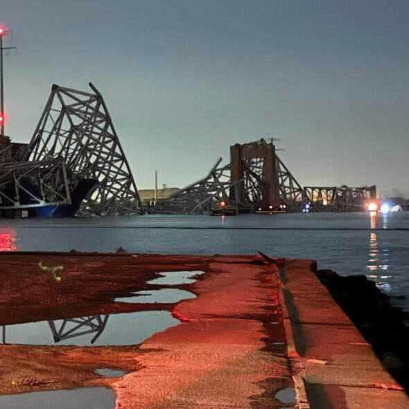 Jembatan Utama di Baltimore Runtuh Setelah Ditabrak Kapal Kargo, Warga dan Kendaraan Jatuh ke Sungai