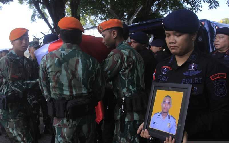 Jenazah Anggota Brimob yang Ditembak KKB di Papua Tiba di Kupang