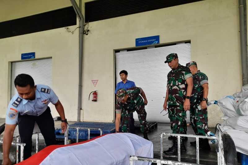 Jenazah Prajurit TNI yang Tewas di Papua Tiba di Bandara Lombok