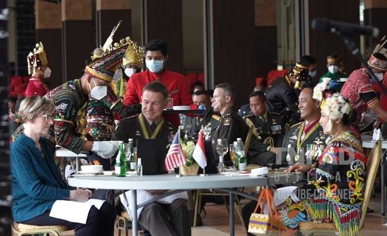 Jenderal Andika Menjamu KSAD Amerika dengan Kopi Papua