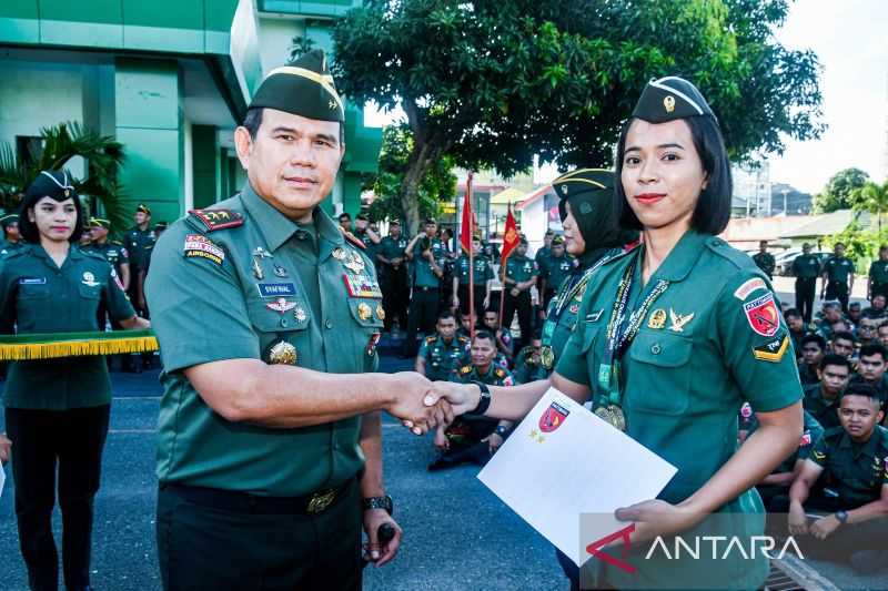 Jenderal Bintang Dua Ini Berikan Penghargaan Pada para Prajurit yang Berprestasi
