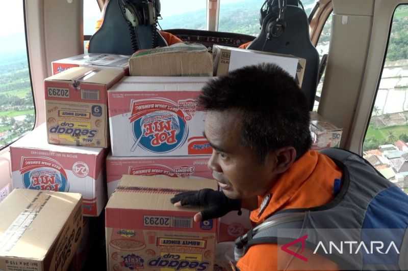 Jenderal Bintang Dua Ini Pimpin Penyaluran Bantuan dengan Helikopter di Cianjur