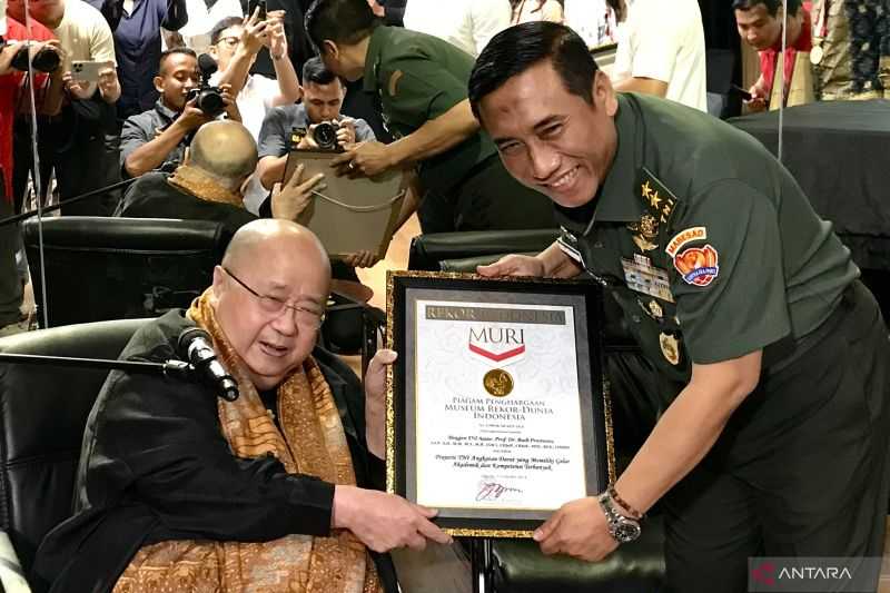 Jenderal Bintang Dua TNI AD Pecahkan Rekor MURI Raih Gelar Akademik Terbanyak