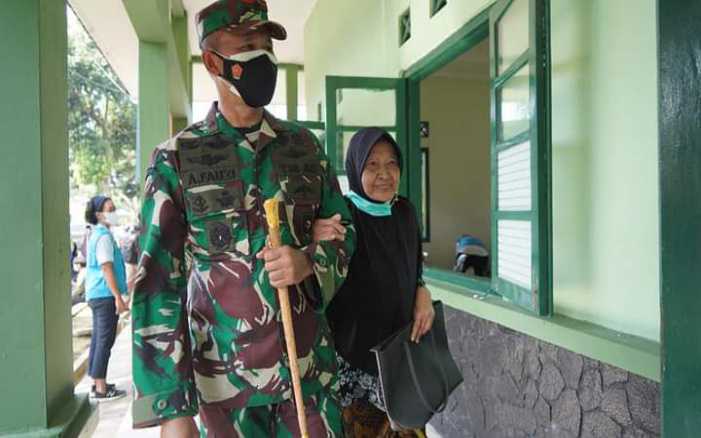 Jenderal Bintang Satu Kopassus Perlakukan Nenek Usia 91 Tahun dengan Istimewa, Ternyata Ini yang Terjadi