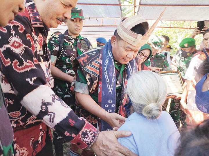 Jenderal Dudung Saudara Sulung Warga Sumba Timur