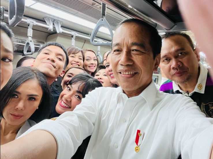 Jokowi Ajak Sejumlah Artis Naik LRT Bekasi, Ada Desta dan Cak Lontong