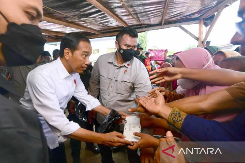 Jokowi Bagikan Bansos ke Pedagang Pasar Sila NTB