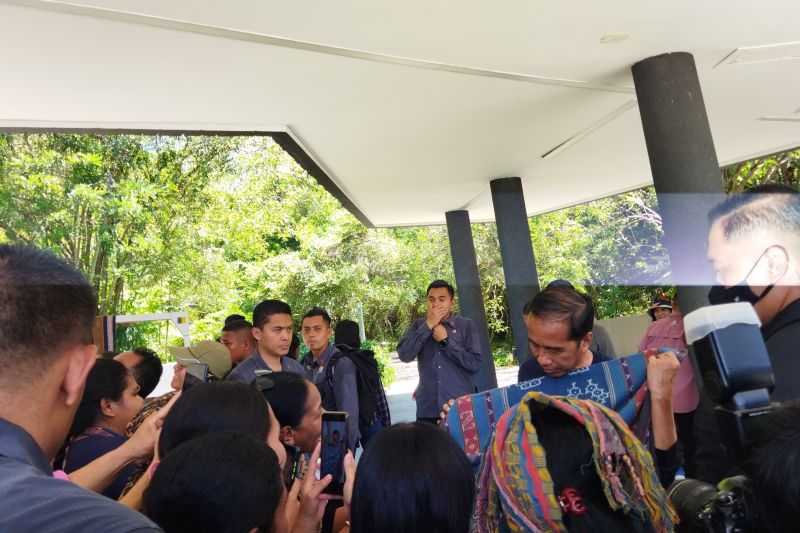 Jokowi Beli Kain Tenun Sikka dengan Pewarna Alami Seharga Rp1 Juta