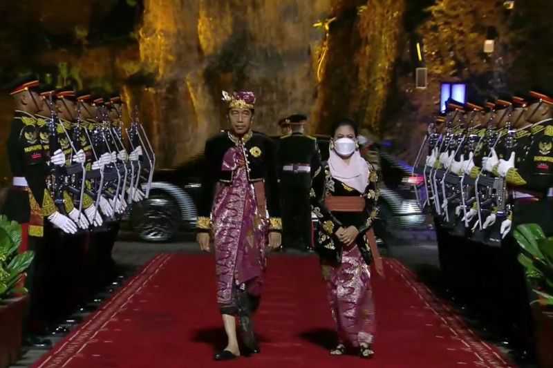 Jokowi-Iriana Berbaju Adat Bali dalam Jamuan Makan Malam G20