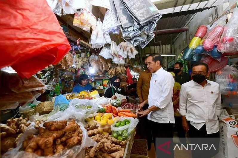 Jokowi Nilai Operasi Pasar Bulog Sudah Berjalan Saat Cek Harga Beras di Surabaya