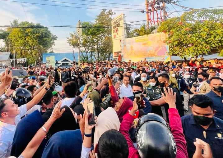 Jokowi Sambangi Pedagang Pasar Wameo di Kota Baubau Sulawesi Tenggara