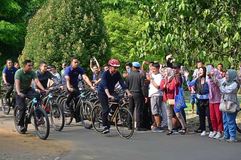 Jokowi Sapa Warga Saat Bersepeda di Kebun Raya Bogor