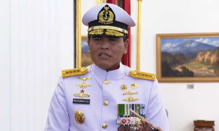 Jokowi Tugaskan KSAL Muhammad Ali Setop Penyelundupan di Laut RI