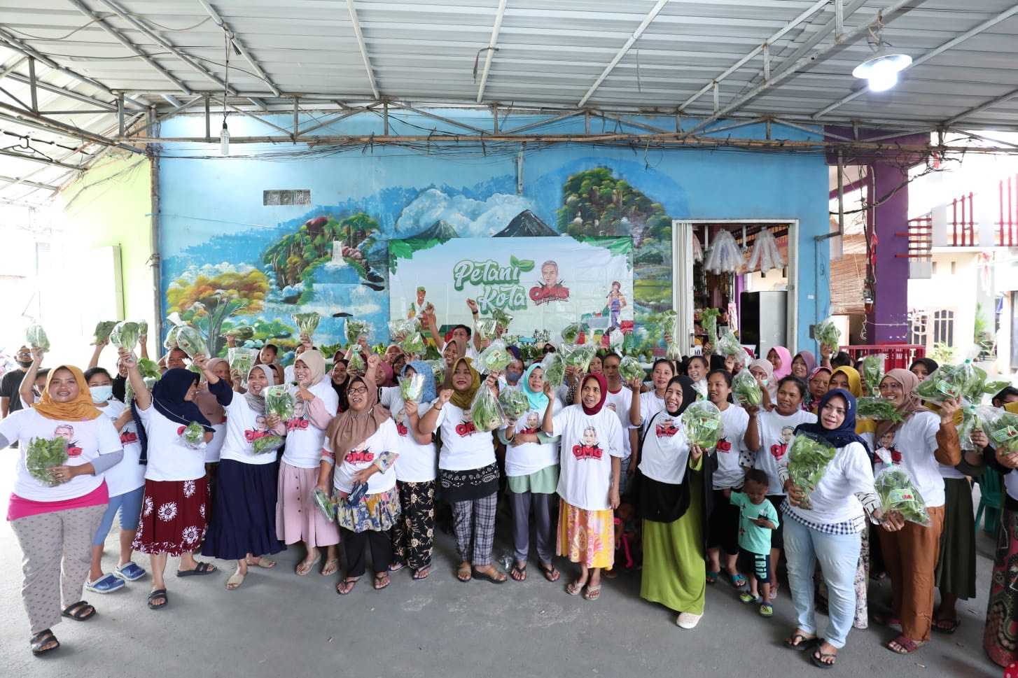 Jumat Berkah, Puluhan Warga Cengkareng Ikut Program 'Petani Kota' Bersama Relawan Ganjar