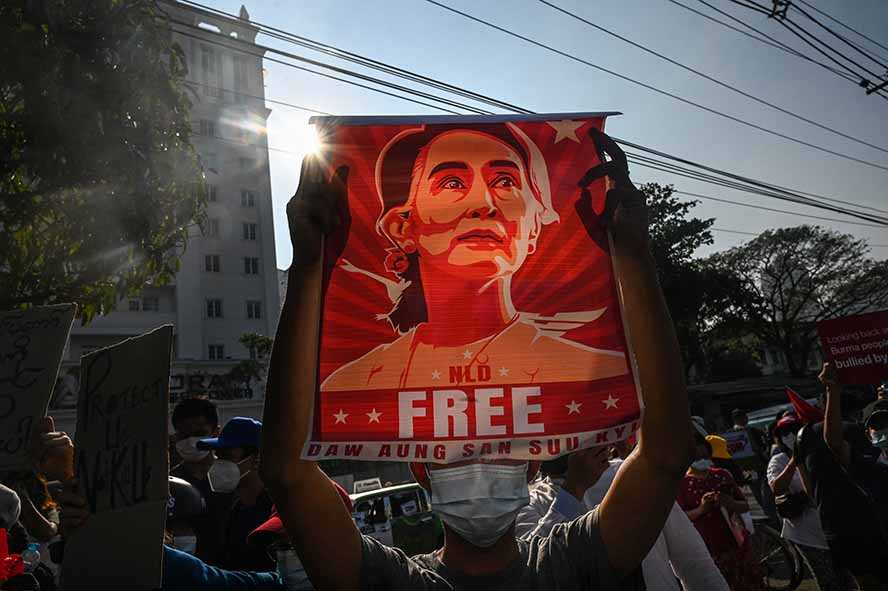 Junta Akan Adili Suu Kyi Karena Korupsi