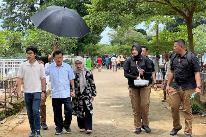 Jusuf Kalla Ziarah ke Makam Orang Tua di Makassar Jelang Ramadhan