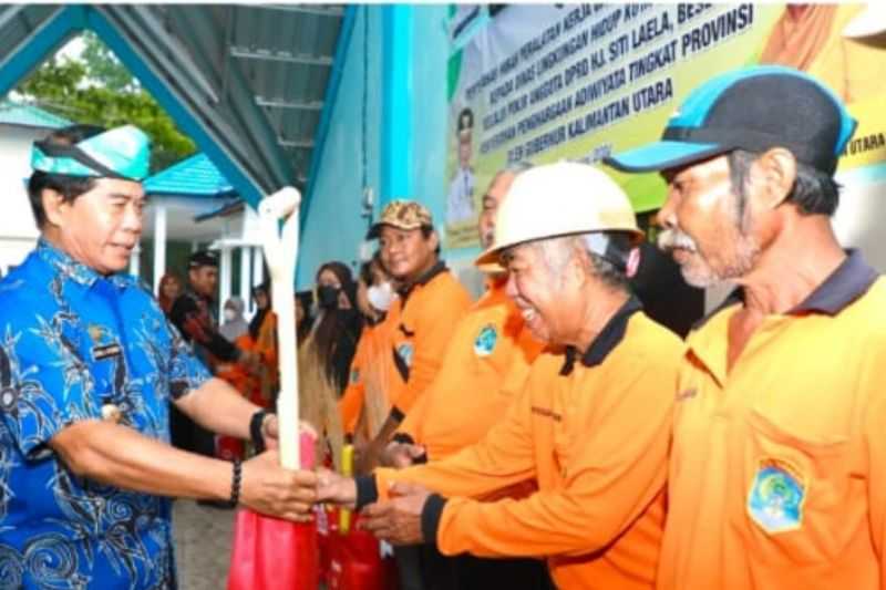 Kabar Gembira, Gubernur Kaltara Serahkan Hibah Peralatan Kerja Lapangan DLH Tarakan