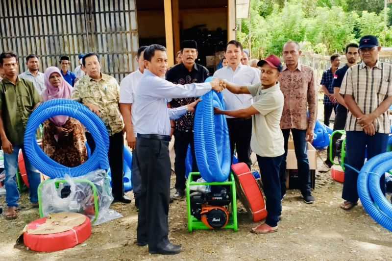 Kabar Gembira, Pemkab Nagan Raya Salurkan 38 Unit Pompa Air untuk Kelompok Petani