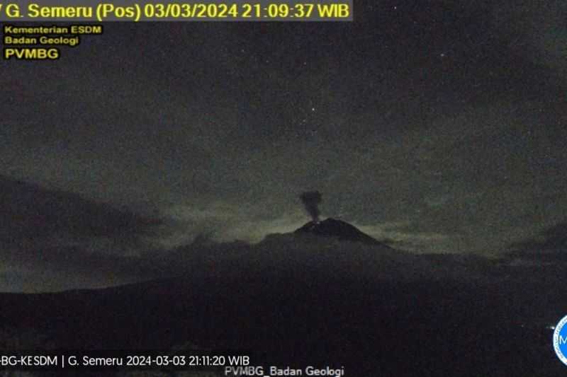 Kabar Terbaru, Gunung Semeru Erupsi Semburkan Abu Vulkanik Setinggi 800 Meter