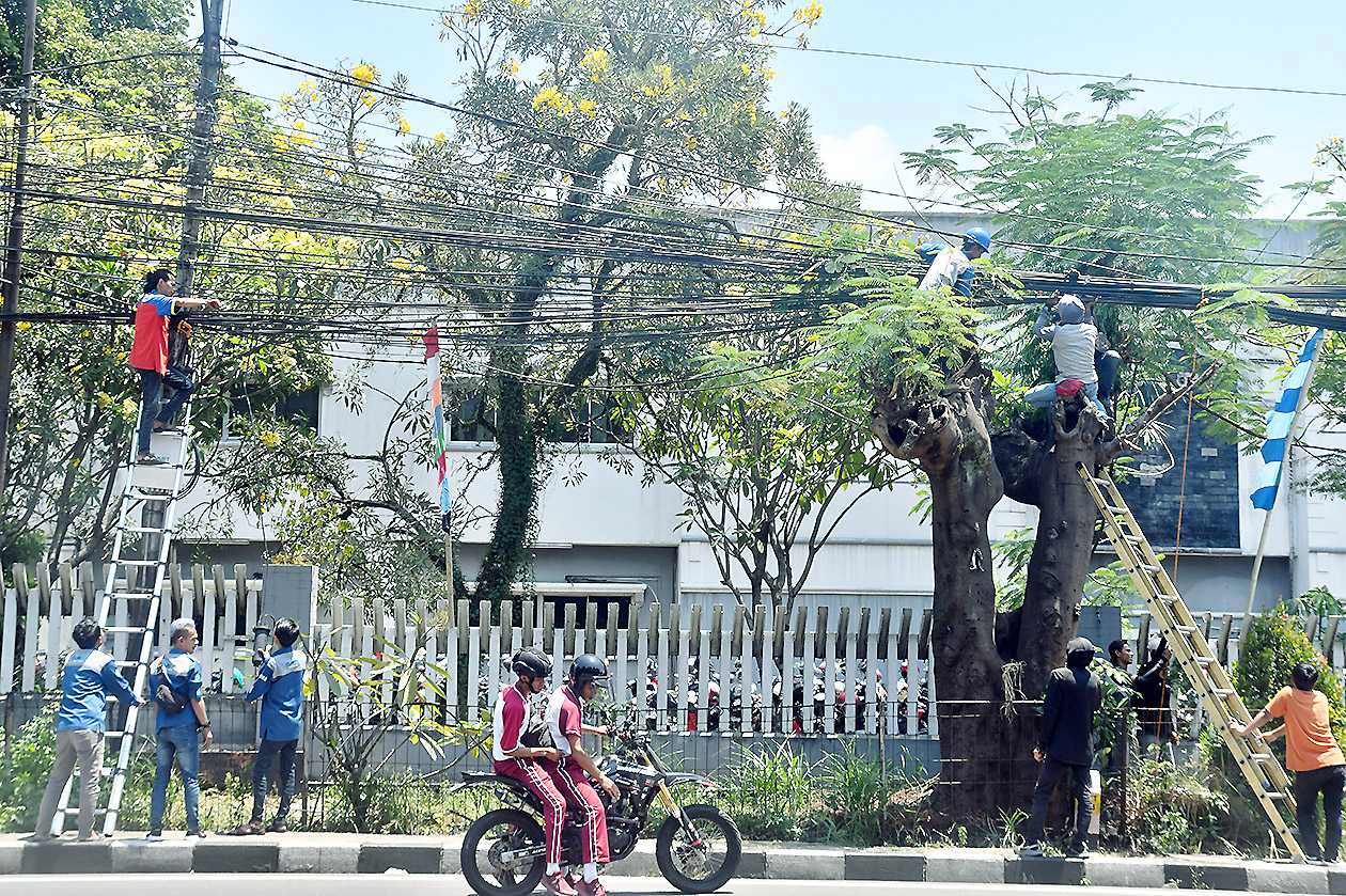 Kabel Semrawut Bahayakan Pengguna Jalan