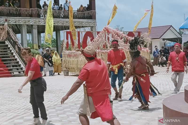 Kabupaten Penajam Bersih-bersih Kampung dalam Pesta Belian Nondoi