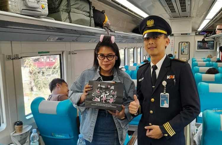 KAI Daop 1 Jakarta Rayakan Harpelnas dengan 'Sapa Pelanggan' di Tiga Perjalanan Kereta Api