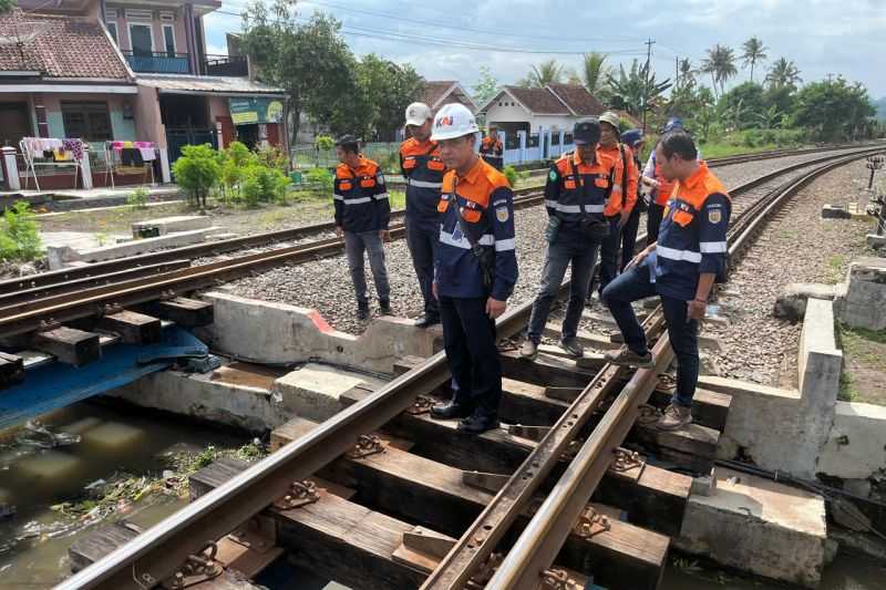 KAI Daop 2 Bandung Antisipasi Banjir dan Longsor di 88 Titik Rawan Jalur KA