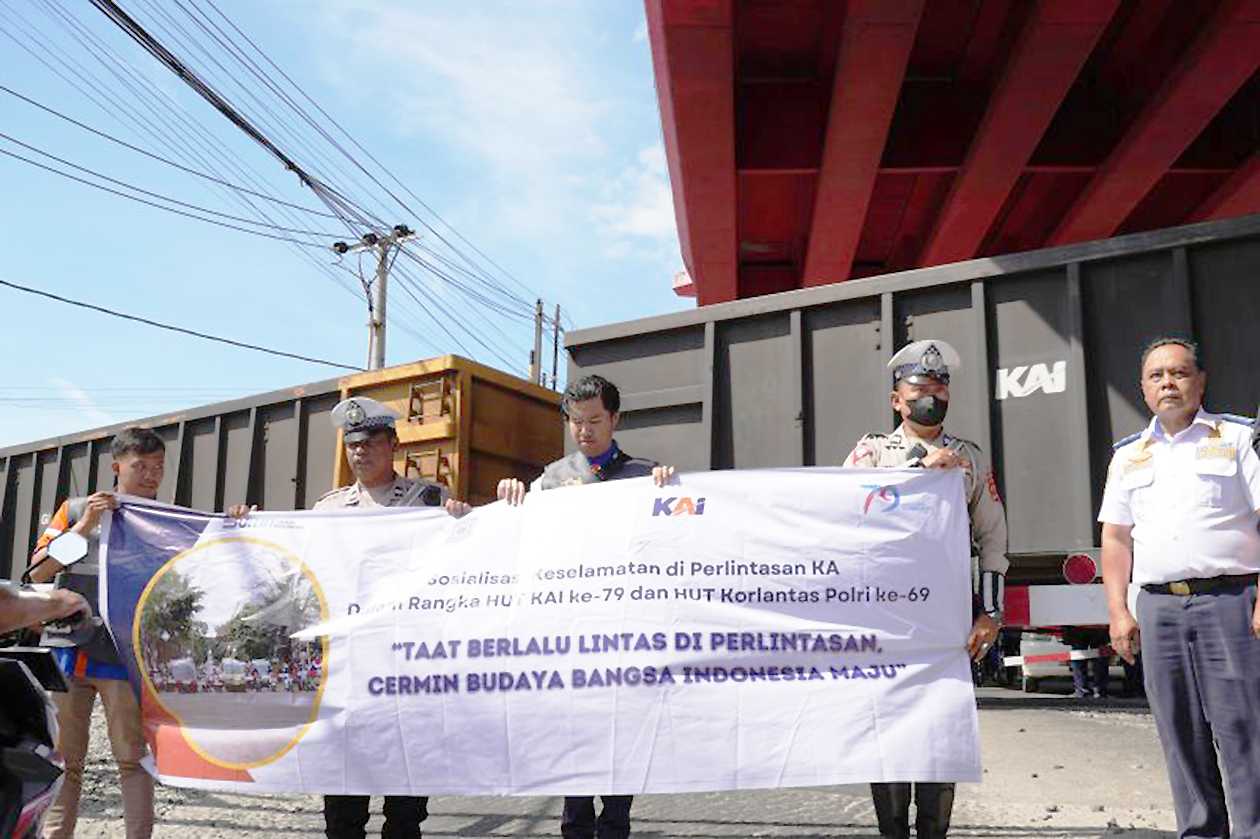 KAI Sosialisasikan Taat Berlalulintas di Perlintasan KA