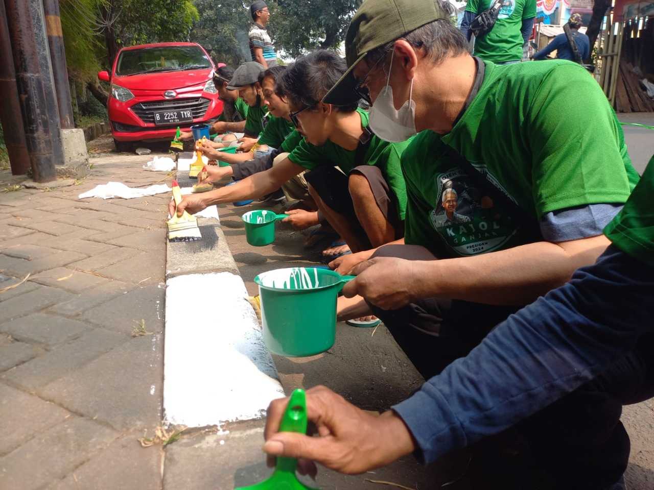 Kajol Dukung Ganjar Lakukan Aksi Pengecatan Separator Jalan di Jaktim 1