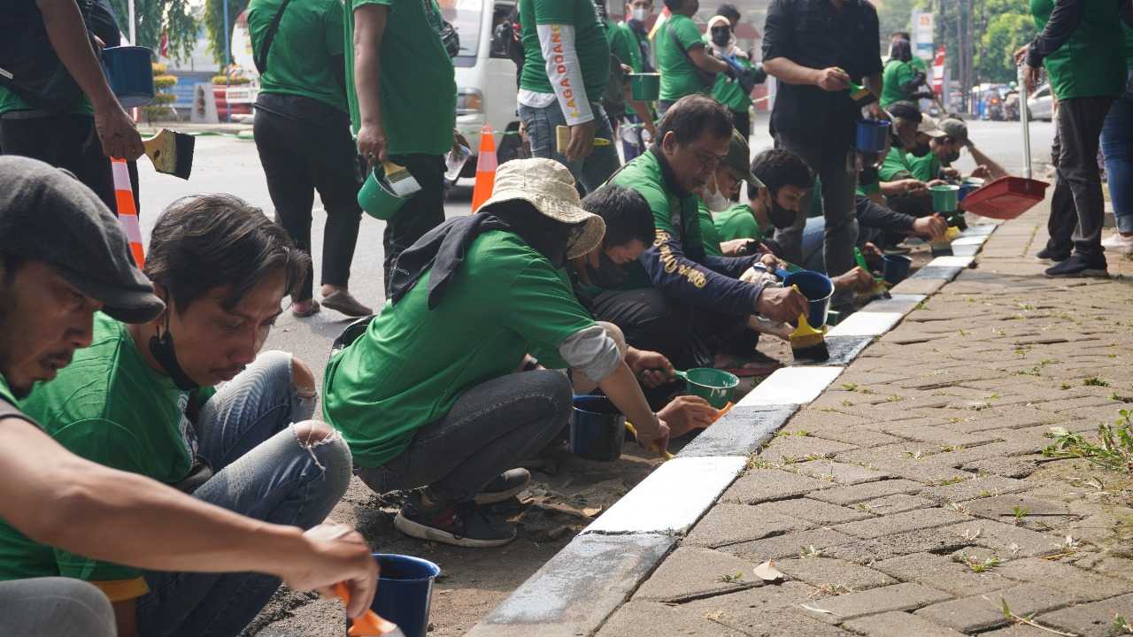 Kajol Dukung Ganjar Lakukan Aksi Pengecatan Separator Jalan di Jaktim 2