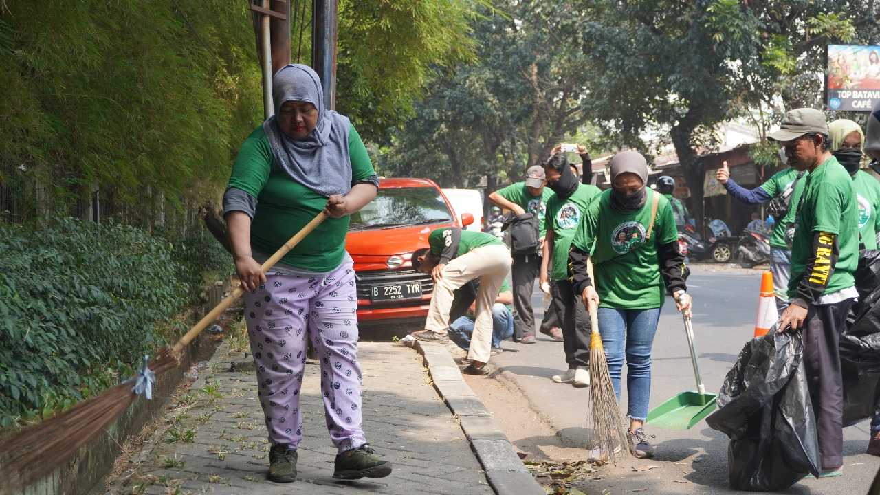 Kajol Dukung Ganjar Lakukan Aksi Pengecatan Separator Jalan di Jaktim 4