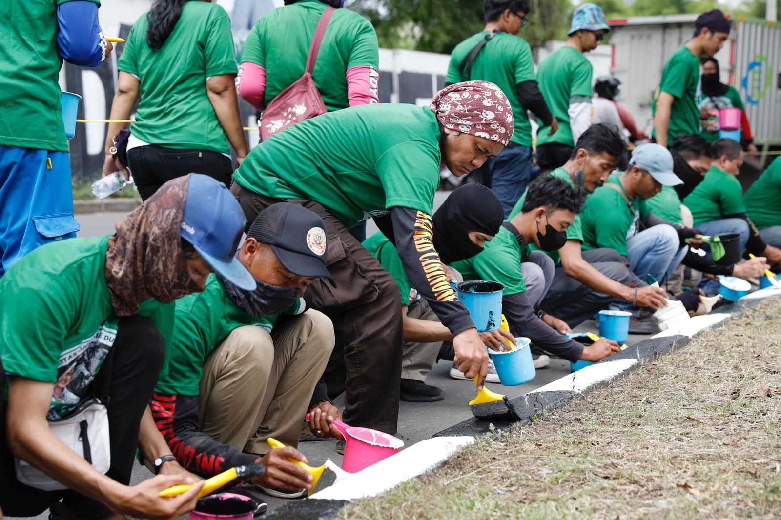 Kajol Indonesia Dukung Ganjar Lakukan Aksi Pengecatan Separator Jalan hingga Bersih-Bersih di Cibinong Bogor