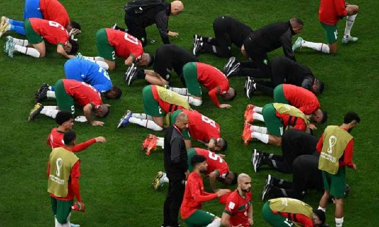 Kala Pemain Maroko Sujud Syukur Bersama Meski Dikalahkan Prancis di Piala Dunia