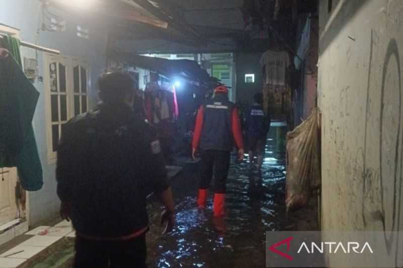 Kali Ciliwung Meluap, Kampung Melayu Banjir hingga Satu Meter