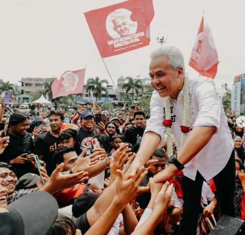 Kampanye Hari ke-64, Ganjar ke Banda Neira, Makassar dan Malang, Mahfud ke Cirebon