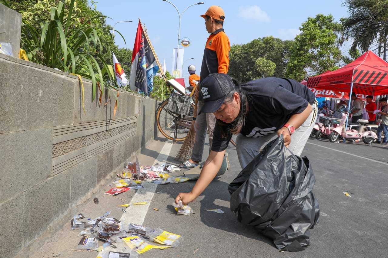 Kampanyekan Cinta Lingkungan, Gardu Ganjar Muda Bersih-Bersih Sampah di CFD Kota Serang 1