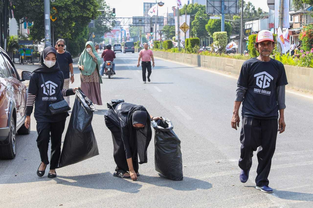 Kampanyekan Cinta Lingkungan, Gardu Ganjar Muda Bersih-Bersih Sampah di CFD Kota Serang 2