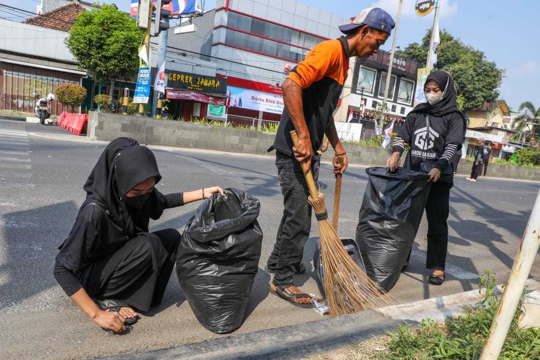 Kampanyekan Cinta Lingkungan, Gardu Ganjar Muda Bersih-Bersih Sampah di CFD Kota Serang 3