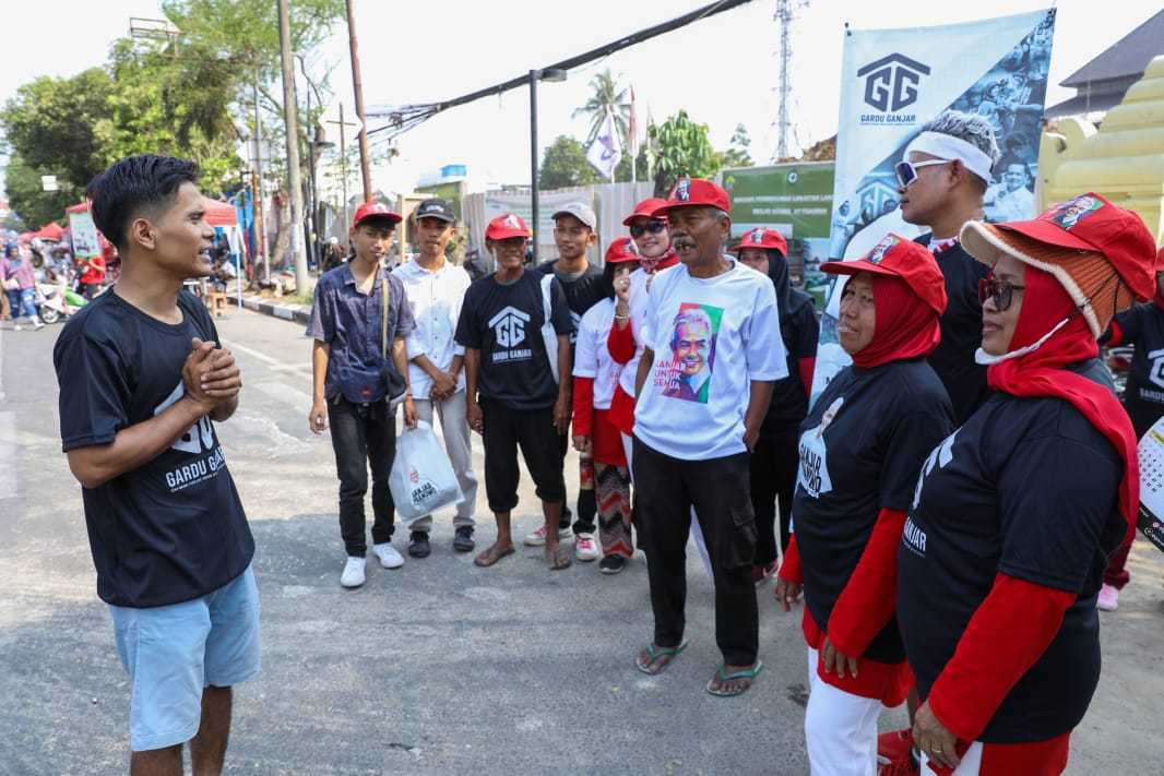 Kampanyekan Cinta Lingkungan, Gardu Ganjar Muda Bersih-Bersih Sampah di CFD Kota Serang 4