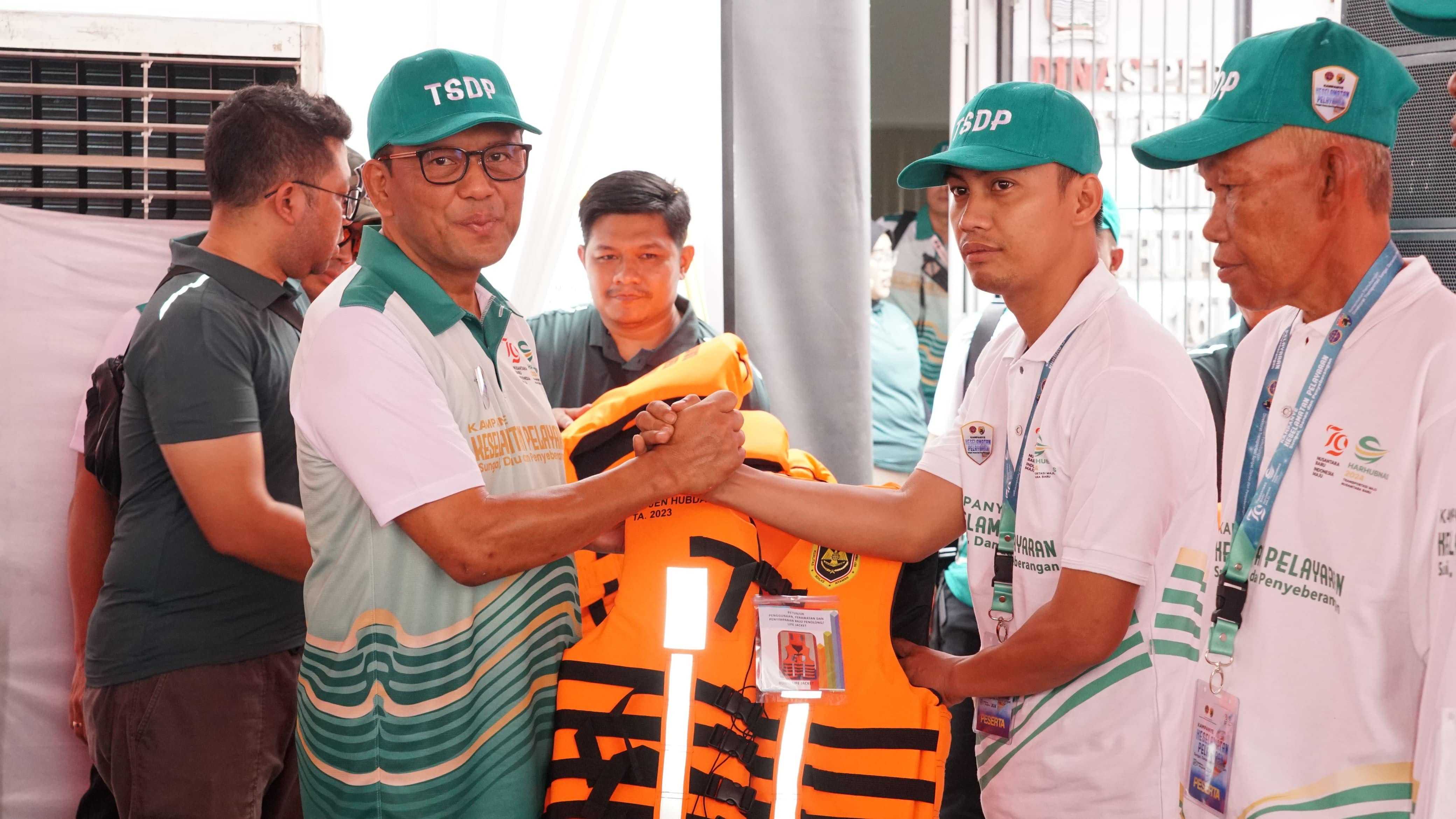 Kampanyekan Keselamatan Transportasi Sungai, Kemenhub Bagikan Life Jacket di Palembang