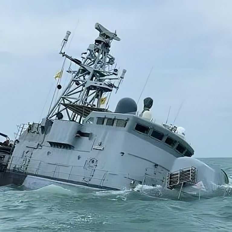 Kapal Angkatan Laut Malaysia Tenggelam di Dekat Singapura