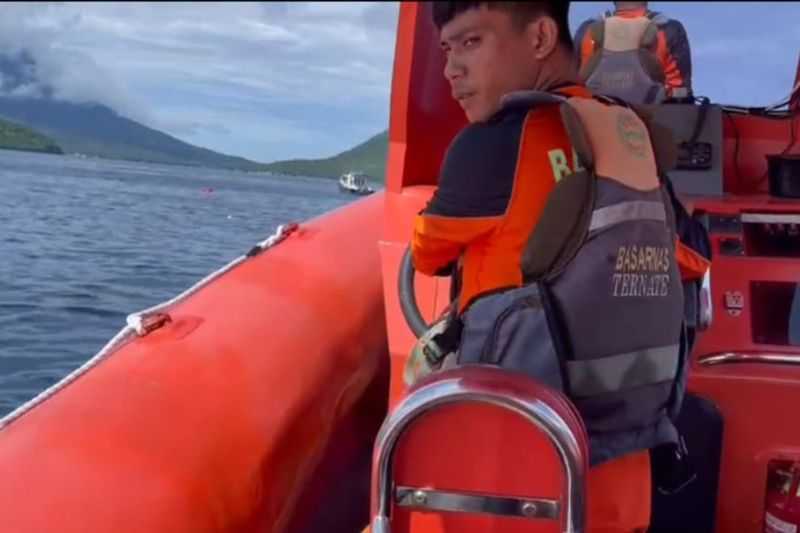 Kapal Ikan Tenggelam di Perairan Ternate, Tim Basarnas Sedang Evakuasi 10 Penumpangnya