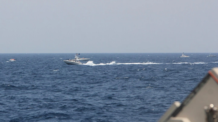 Kapal-Kapal AS Berhadapan dengan Perahu Cepat Iran