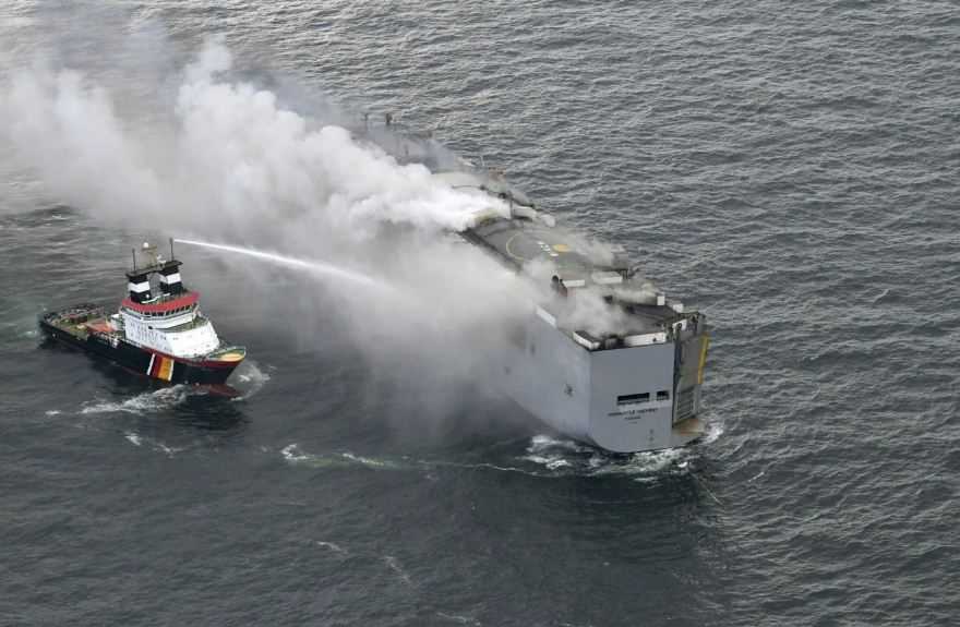 Kapal Kargo Bermuatan Mobil Terbakar di Dekat Taman Laut Belanda