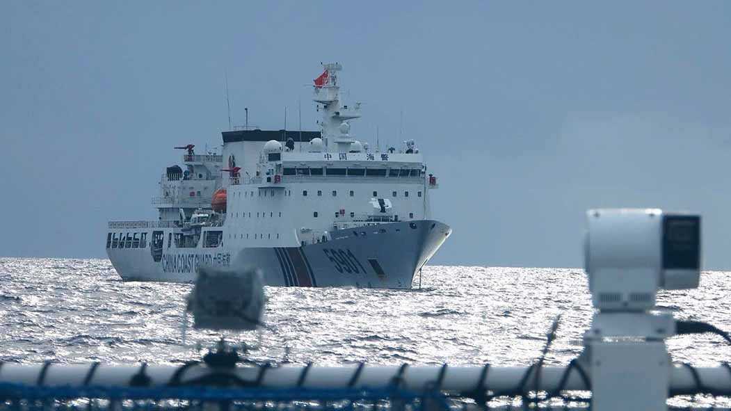 Kapal Penjaga Pantai Terbesar Tiongkok Buntuti Kapal Filipina