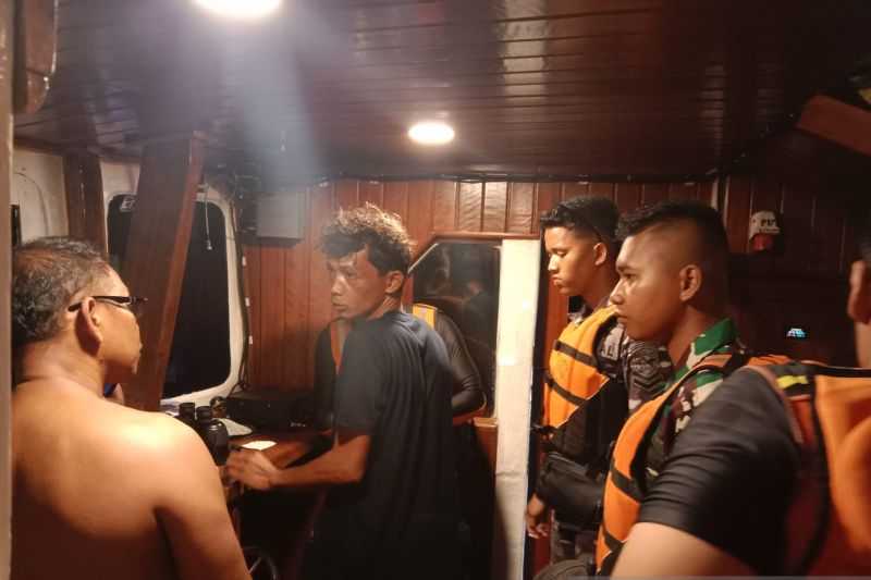 Kapal Rusak di Tengah Laut, Tim SAR Evakuasi Empat WNA di Perairan Mentawai