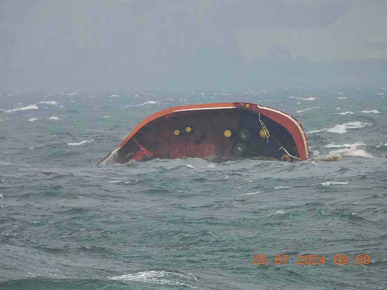 Kapal Tanker Filipina Terbalik di Perairan Manila