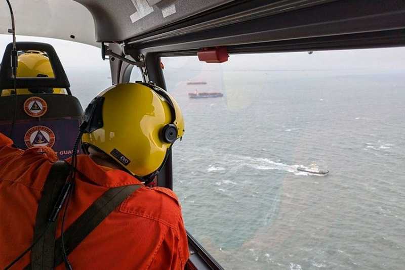 Kapal Tanker Pembawa 1,4 Juta Liter Minyak Terbalik di Teluk Manila