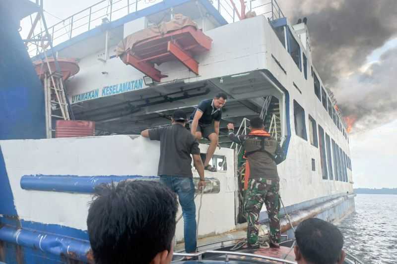 Kapal Terbakar, TNI AL Berhasil Evakuasi 12 ABK Kapal Roro KMP Tandeman