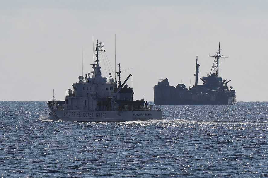 Kapal Tiongkok dan Filipina  Nyaris Bertabrakan